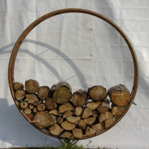 Holzdepot aus Stahlringen – rund ist warm