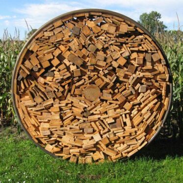 Holzdepot aus Stahlringen – rund ist warm
